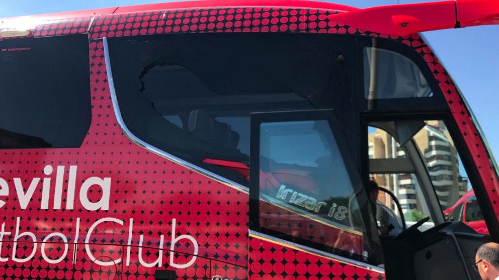 El autobús del Sevilla con una luna rota. (FotoElDesmarque)