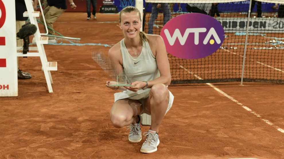 Kvitova posa con el trofeo de campeona del Mutua Madrid Open. (AFP)