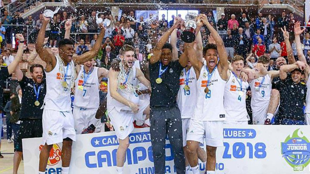 Los jugadores del Real Madrid levantan el trofeo de campeón. (Real Madrid)