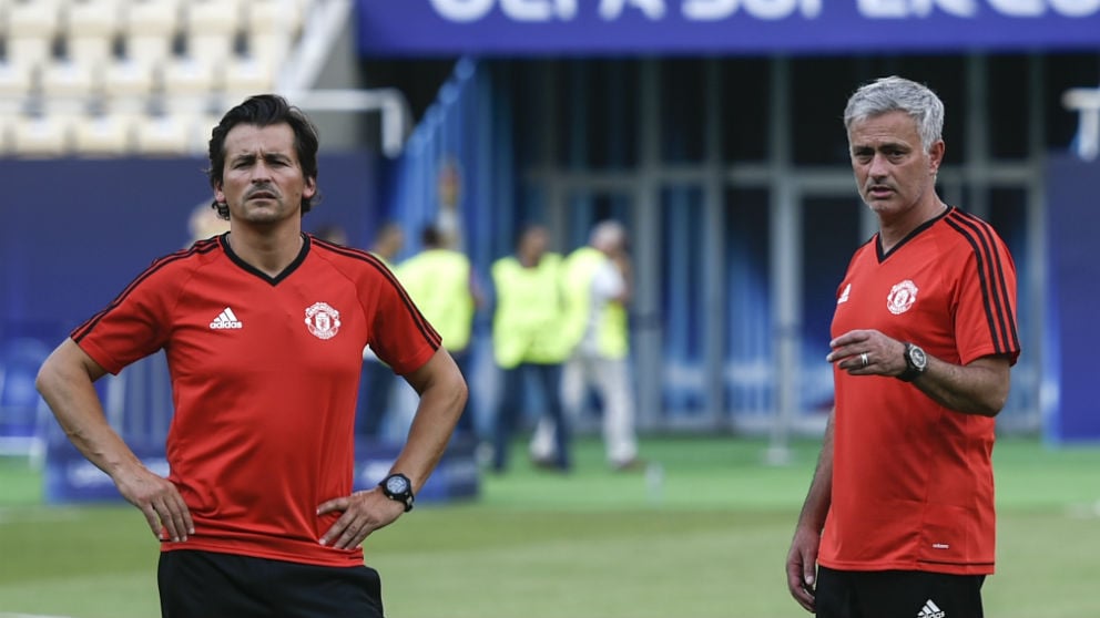 Mourinho y Rui Faria durante un partido. (AFP)