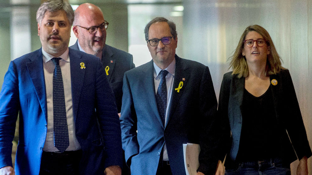 El nuevo candidato de JxCat, Quim Torra, acompañado de los portavoces del grupo, Elsa Artadi , y Eduard Pujol , y Albert Batet (FOTO: EFE)