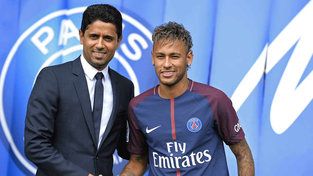 Al-Khelaïfi-y-Neymar,-en-la-presentación-del-brasileño-como-nuevo-jugador-del-PSG-el-verano-pasado-(Getty)