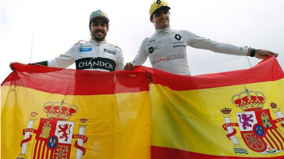 Fernando Alonso y Carlos Sainz posaron con la bandera de España a la conclusión del GP de España de Fórmula 1. (Instagram)