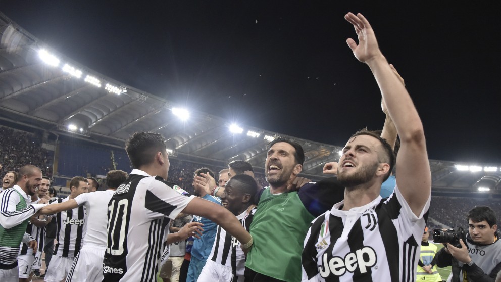 Los jugadores de la Juventus celebran el título. (AFP)