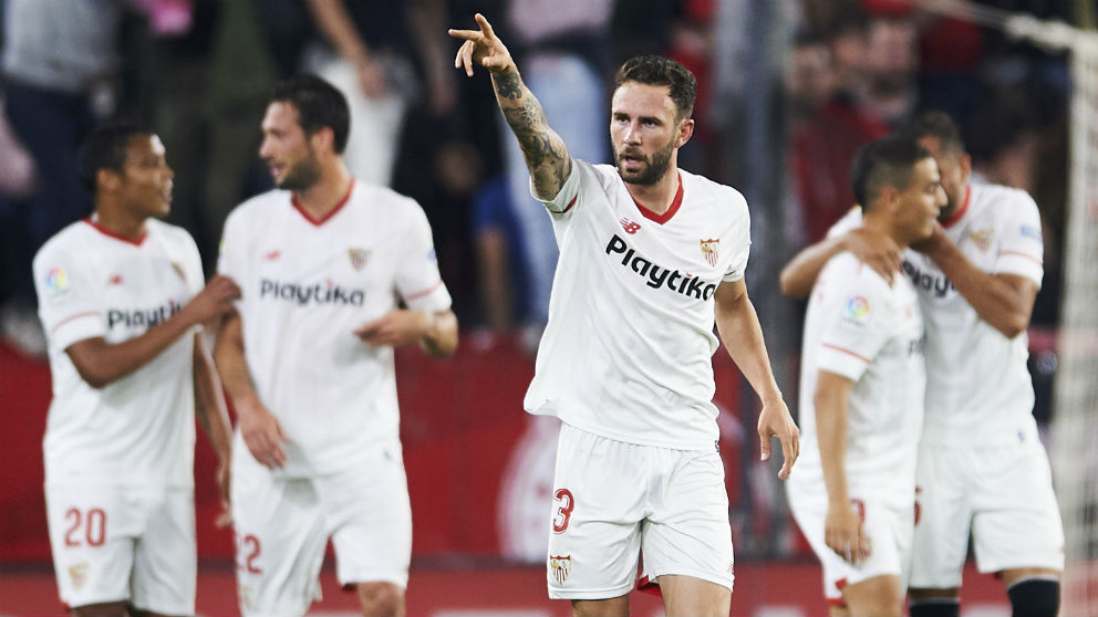Los jugadores del Sevilla celebran el gol de Layún ante el Real Madrid. (Getty)