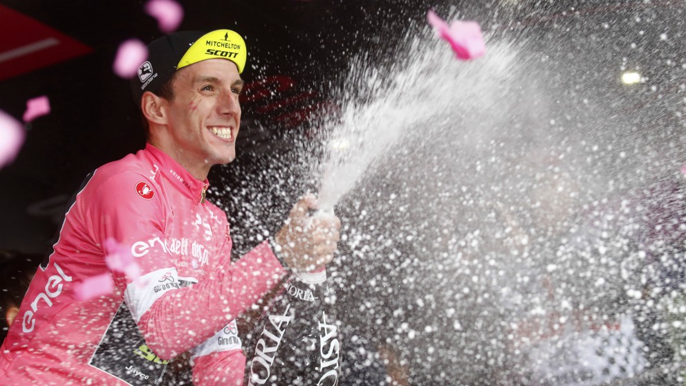 Simon Yates, con la maglia rosa de líder del Giro de Italia. (AFP)