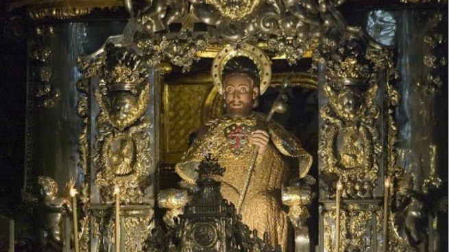 Imagen del apóstol Santiago en la catedral de Santiago de Compostela.