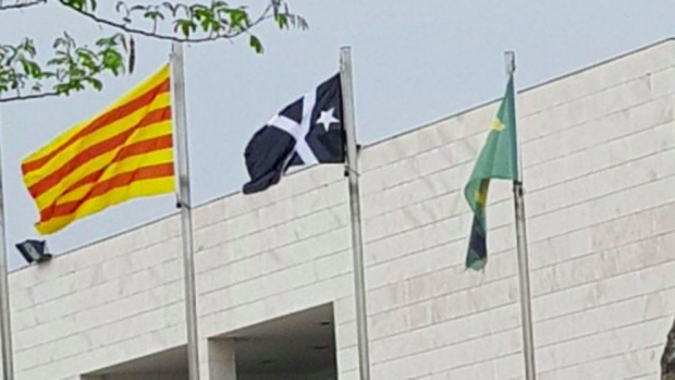 La bandera del grupo terrorista 'Estat Catalá' en el ayuntamiento de Pallaresos 