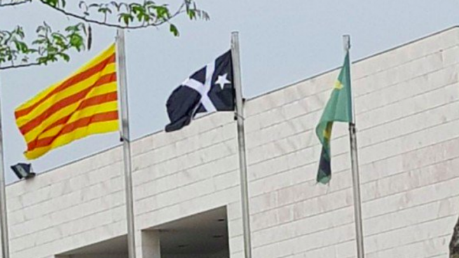 La bandera negra de 'Estat Catalá' en el ayuntamiento de Pallaresos