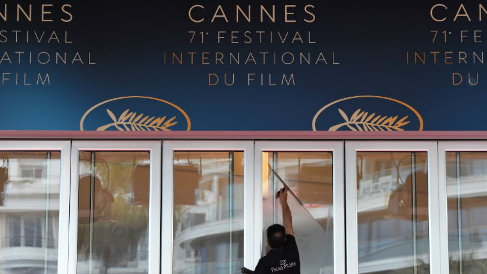Un trabajador limpia los cristales del recinto donde se celebra el Festival de Cine de Cannes. Foto: AFP