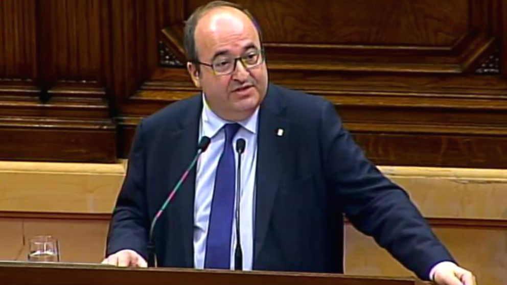 El líder del PSC, Miquel Iceta, desde el estrado en el Parlament de Cataluña