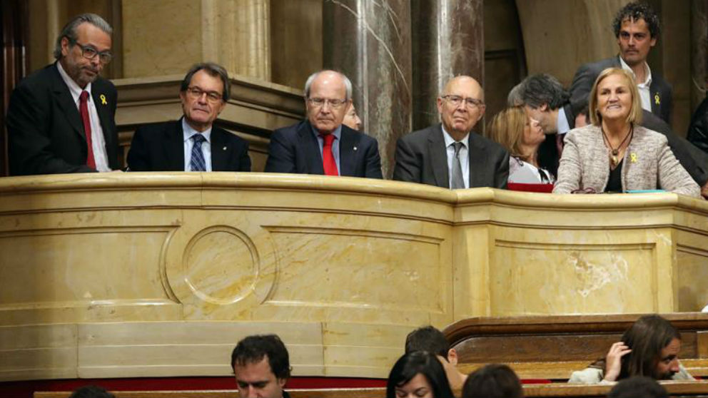 Los expresidentes de la Generalitat, Artur Mas (2i) y José Montilla (c), y del Parlament, Ernest Benach (i), Joan Rigoll (2d) y Nuria de Gispert (d), escuchan desde la tribuna de invitados el discurso de Quim Torra. Foto: EFE