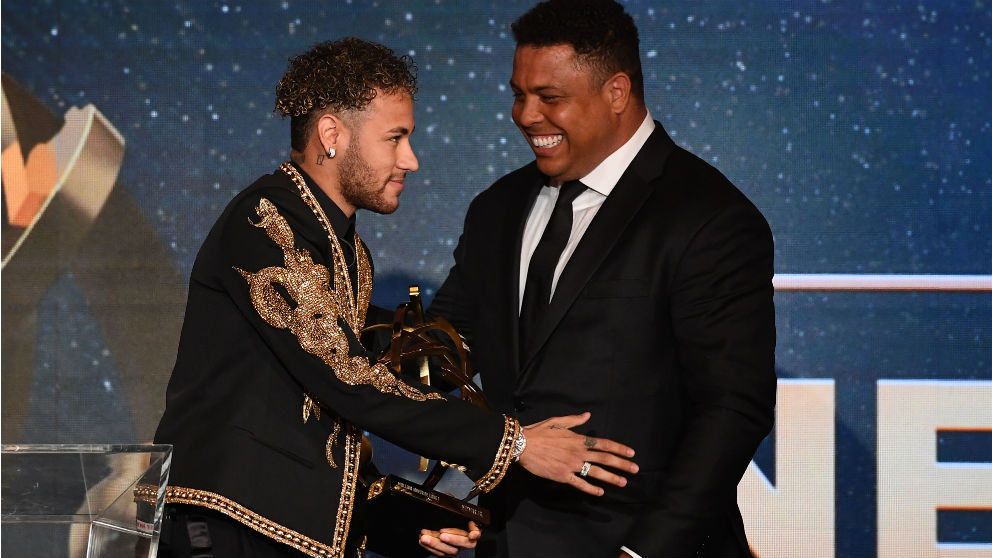 Neymar saluda a Ronaldo Nazario tras recibir el premio al mejor jugador de la Ligue 1. (AFP)