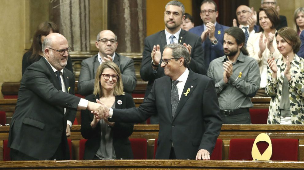 El candidato a presidente de la Generalitat por JxCat, Quim Torra (3i), aplaudido por los diputados de JxCat y ERC tras su intervención ante el pleno del Parlament, donde hoy se celebra la segunda sesión del debate de investidura (Foto: Efe)
