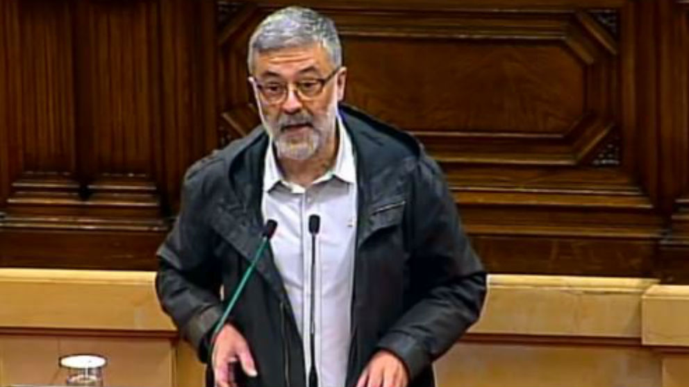 El líder de la CUP, Carles Riera, en el estrado del Parlament de Cataluña