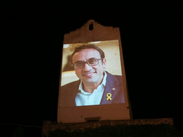 La Iglesia de Sant Pol de Mar proyecta en su fachada imágenes de los presos golpistas