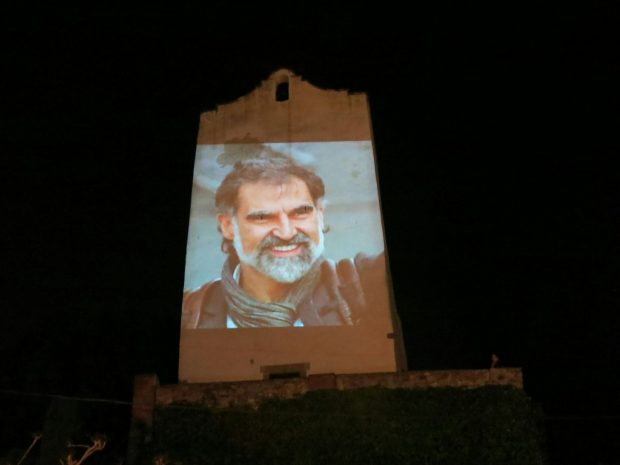La Iglesia de Sant Pol de Mar proyecta en su fachada imágenes de los presos golpistas