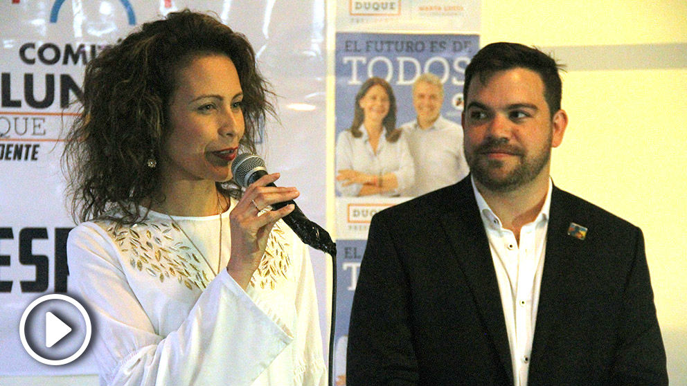 Catalina Bahamón (MIRA) y Juan David Vélez (CD), en un encuentro con colombianos expatriados en Madrid. (Foto: E. Falcón)