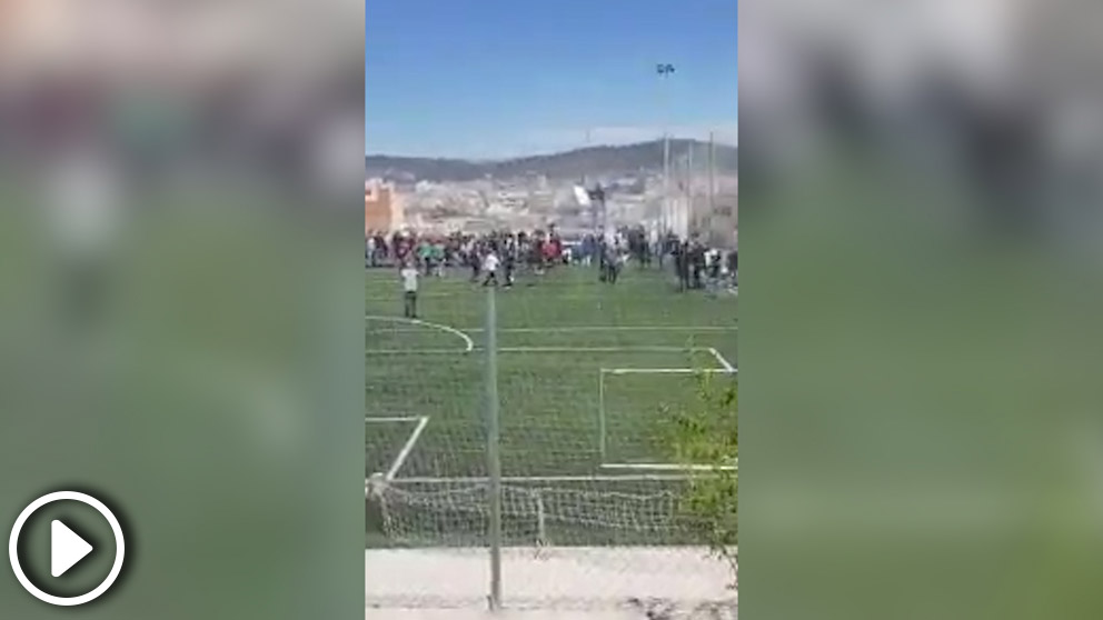 Once heridos leves al caer una grada de un campo de fútbol durante una entrevista de Risto Mejide a Iniesta