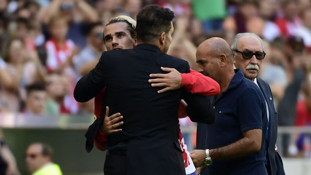 Griezmann se abraza con Simeone. (AFP)