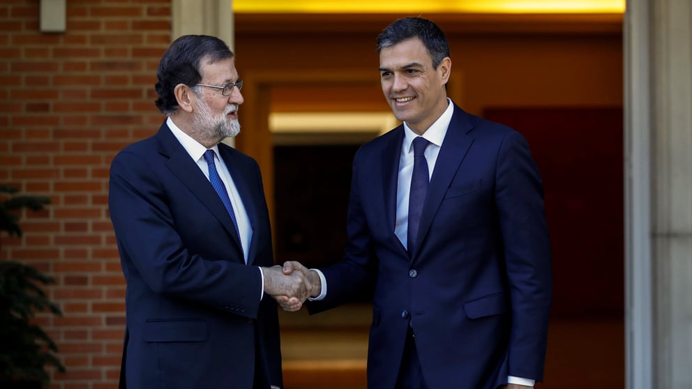 Mariano Rajoy y Pedro Sánchez en La Moncloa. (Foto: EFE)