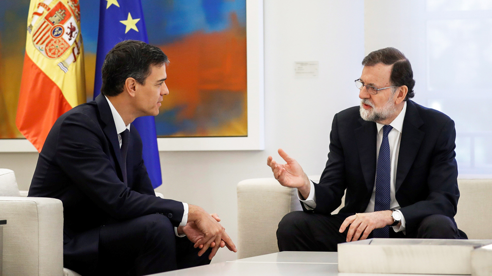 Mariano Rajoy y Pedro Sánchez en La Moncloa. (Foto: EFE)
