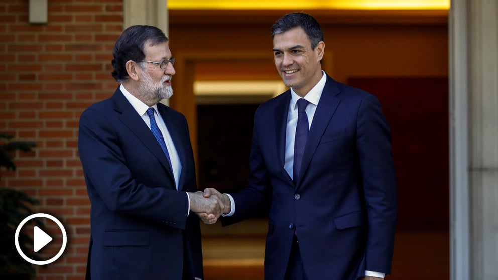 Mariano Rajoy y Pedro Sánchez en La Moncloa. (Foto: EFE)