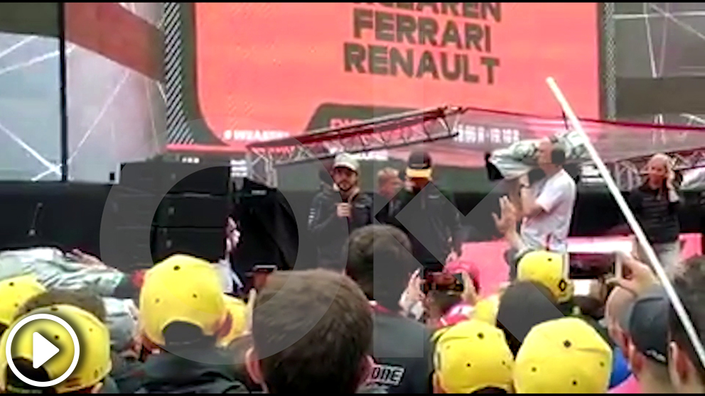 Fernando Alonso con los aficionados en Montmeló