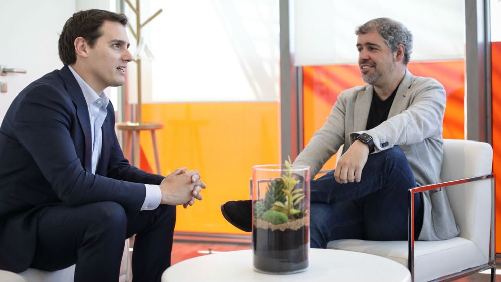 El líder de Ciudadanos, Albert Rivera, y el secretario general de CCOO, Unai Sordo, en la sede del partido naranja.