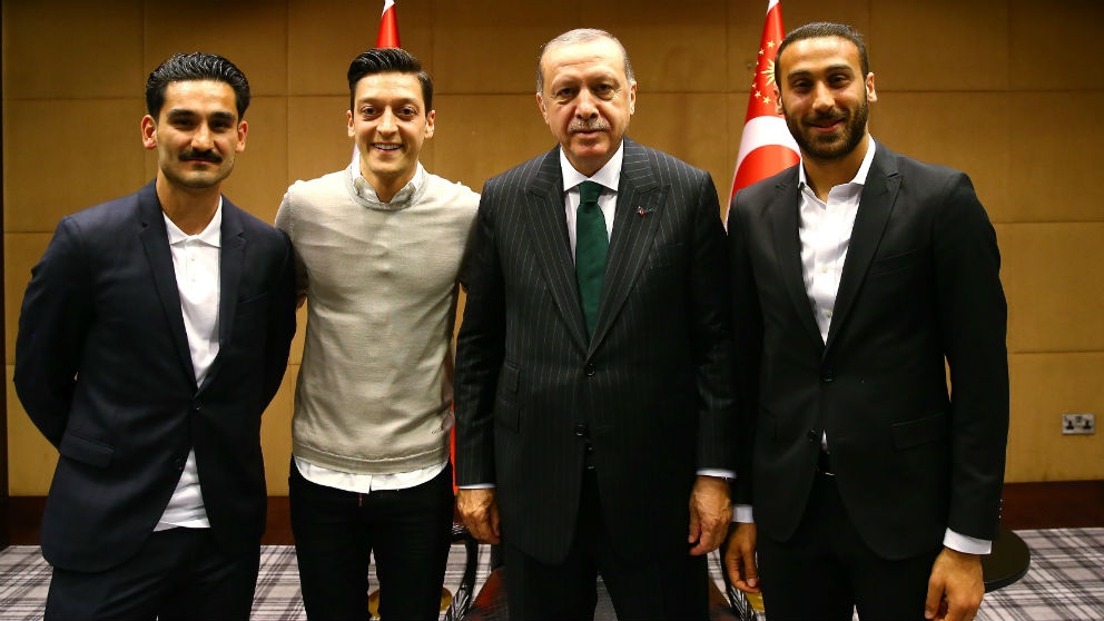 Gundogan, Özil y Tosun posan el presidente turco Erdogan. (Getty)