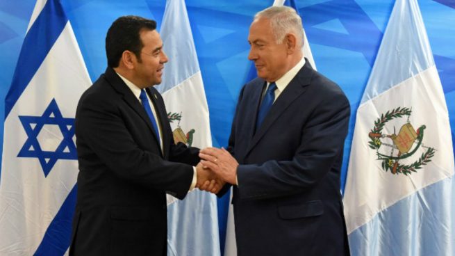 Jimmy Morales, presidente de Guatemala, y Benjamin Netanyahu, dirigente de Israel. Foto: AFP