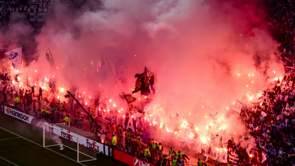 Los aficionados del Olympique de Marsella, antes del inicio de la final de la Europa League. (AFP)