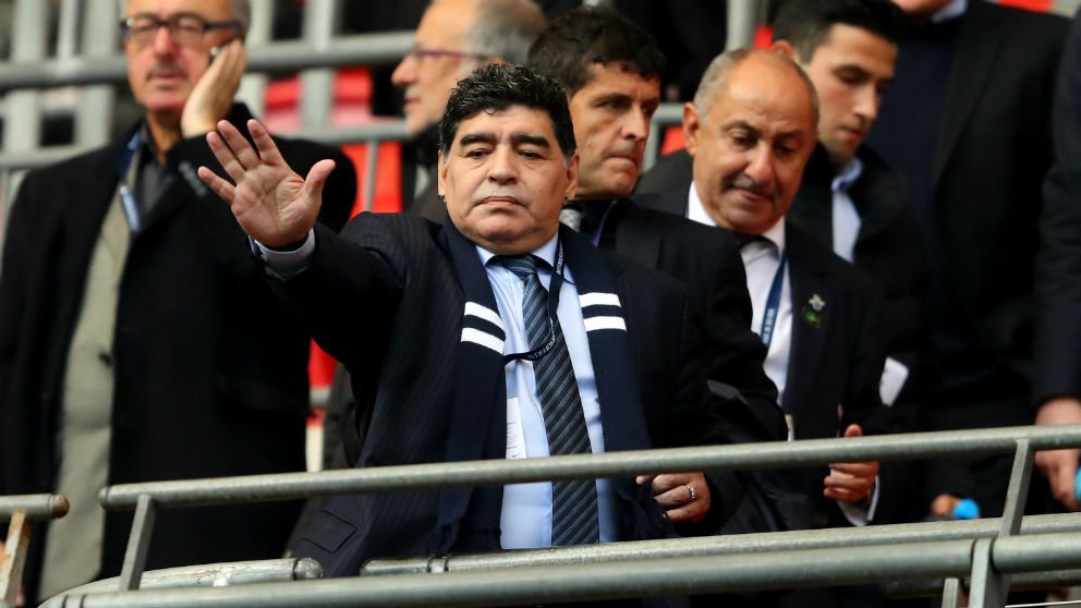 Diego Armando Maradona, en la grada durante un partido. (Getty)