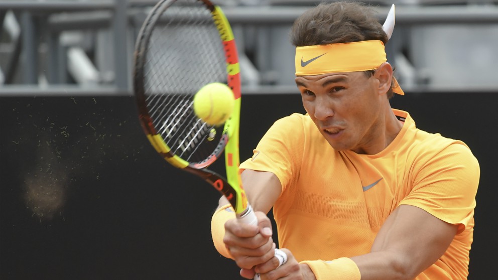 Nadal golpea un revés en el partido con Dzumhur. (AFP)