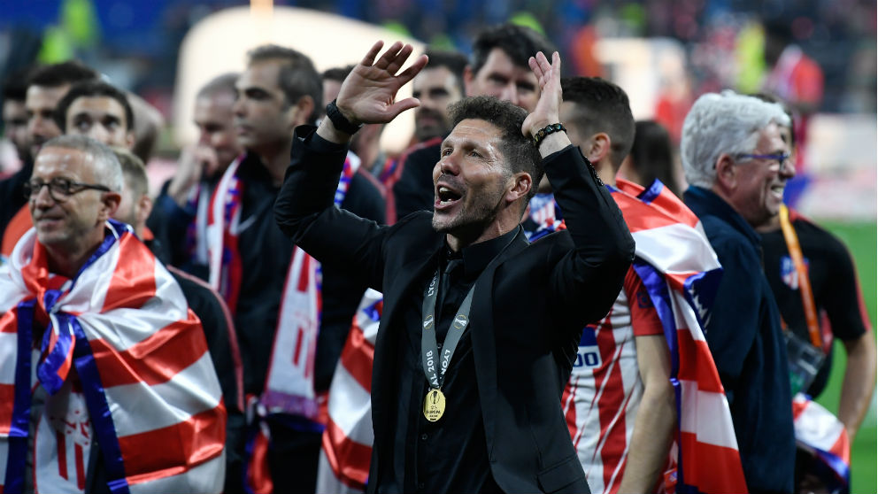 El Cholo Simeone celebra la Europa League que ha ganado con el Atlético de Madrid. (AFP)