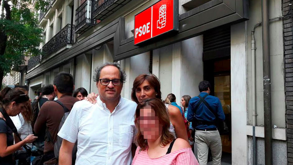 Quim Torra y su familia, en Ferraz, el día en que dimitió Pedro Sánchez como secretario general del PSOE.