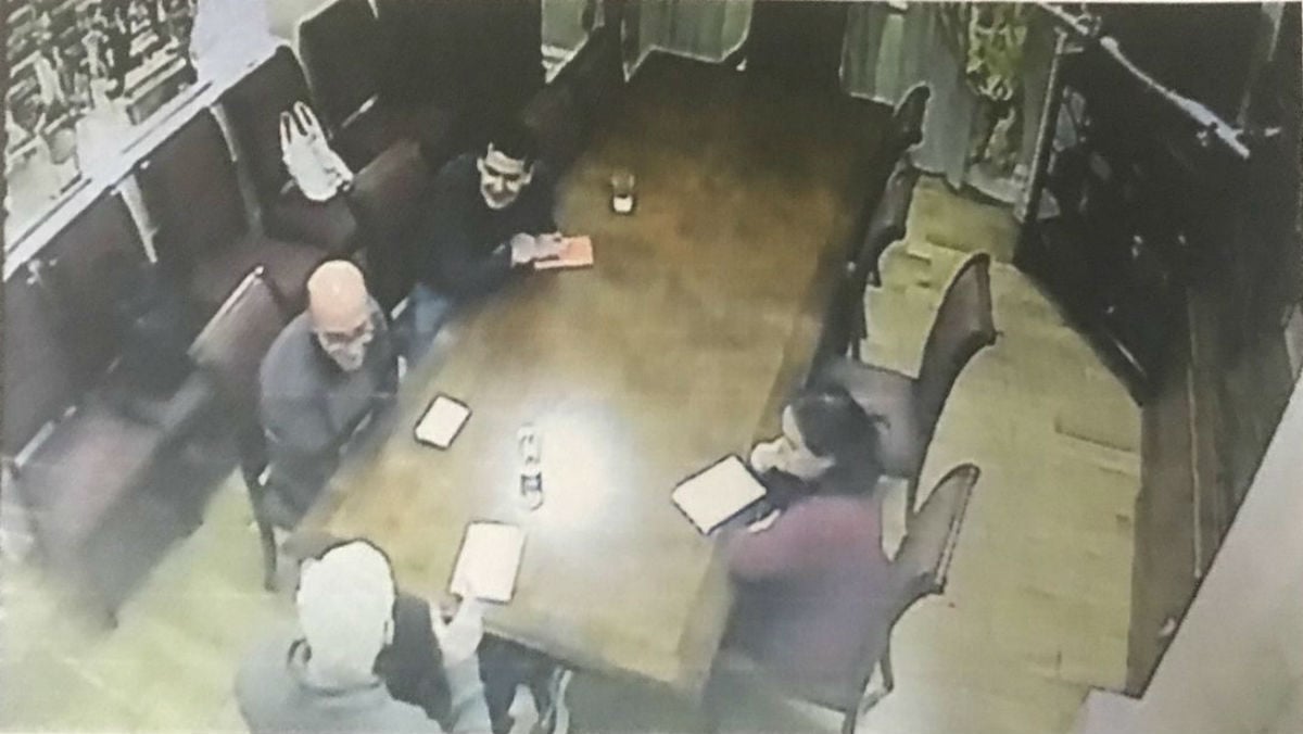 Una imagen de la reunión secreta celebrada el pasado 9 de noviembre entre Julian Assange y Oriol Soler en la Embajada de Ecuador en Londres.