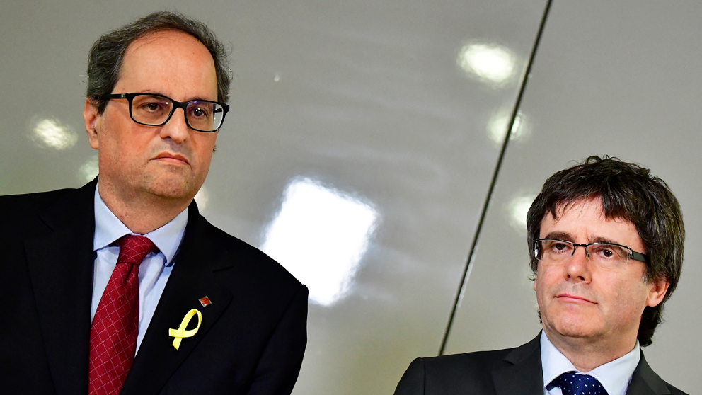 Quim Torra y Carles Puigdemont, presidente y expresidente de la Generalitat de Cataluña, respectivamente. (Foto: EFE)