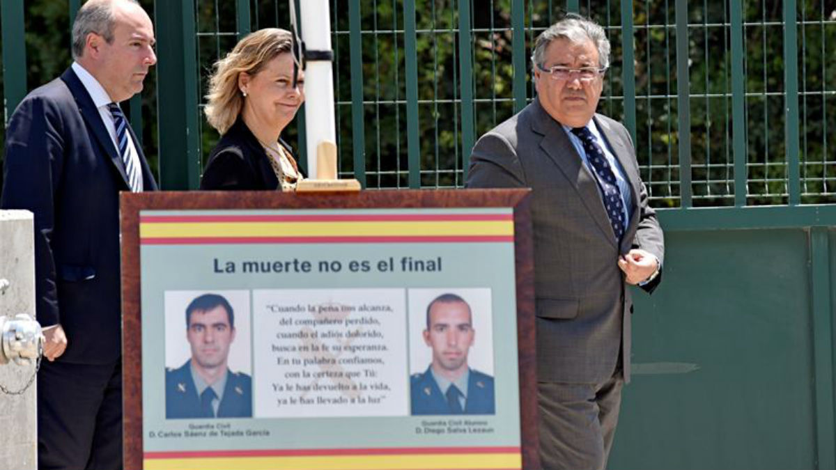 Zoido rindiendo homenaje a los guardias civiles (EFE).