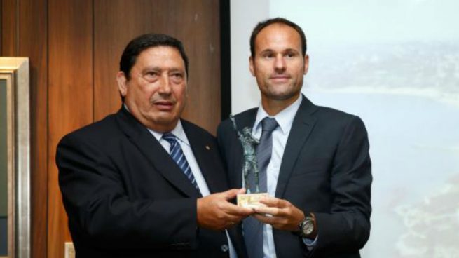 Victoriano Sánchez Arminio entrega a Mateu Lahoz el premio a mejor árbitro. (RFEF)