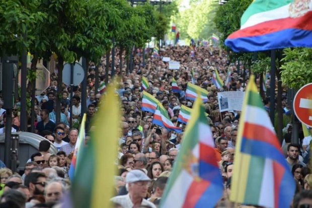Miles de personas se manifiestan en la ciudad con más paro de España: «¡Linares no se rinde!»