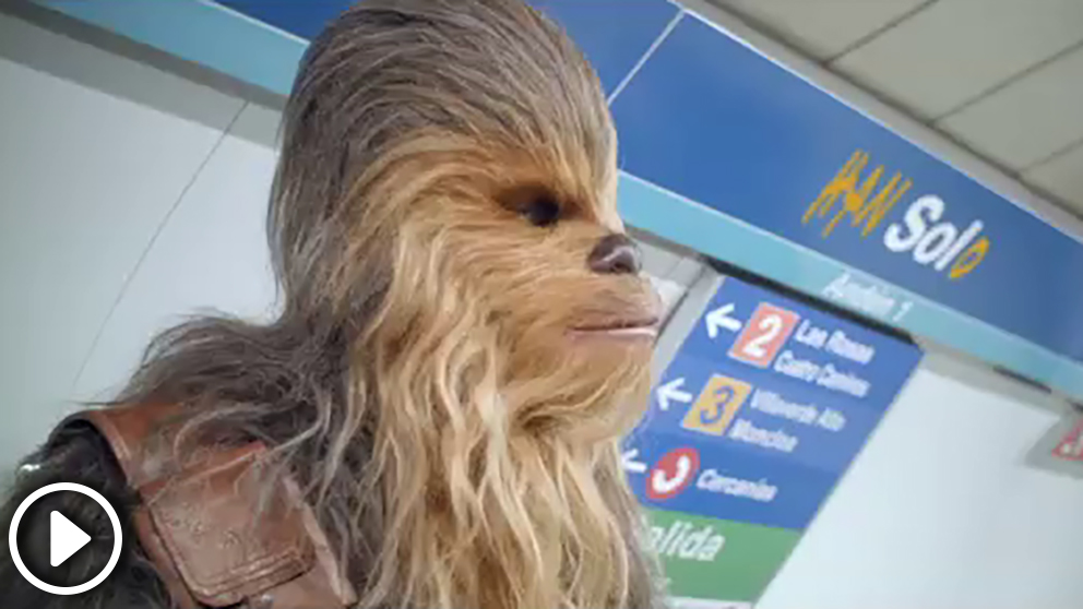 Chewbacca en Metro de Madrid.