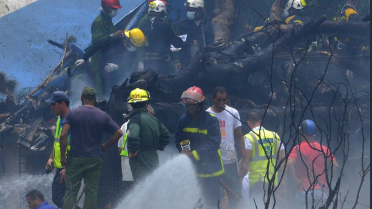 Efectivos trabajando junto al avión siniestrado en Cuba (AFP).