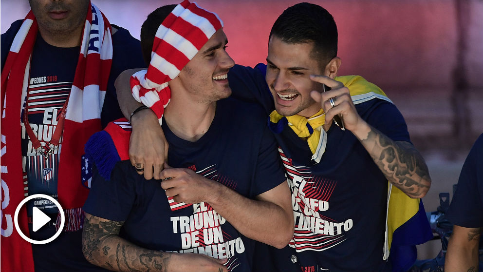 Griezmann y Vitolo durante la fiesta del Atlético de Madrid en Neptuno. (AFP)