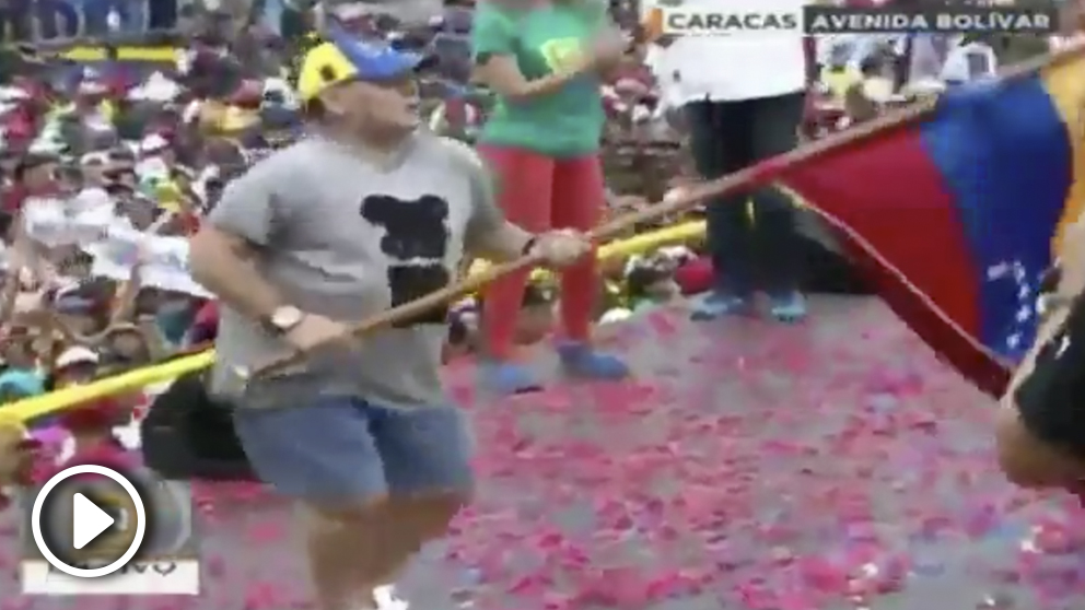 Maradona baila en el cierre de la campaña presidencial del dictador Nicolás Maduro en Venezuela.