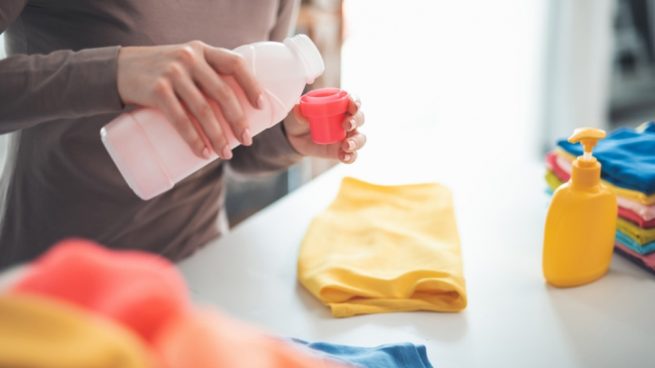 Cómo eliminar las manchas de comida en la ropa paso a paso