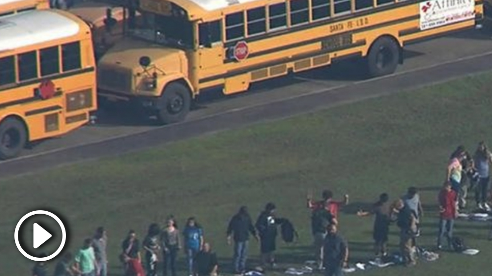 Estudiantes evacuados tras el tiroteo en la escuela de Santa Fe en Texas. (RRSS).
