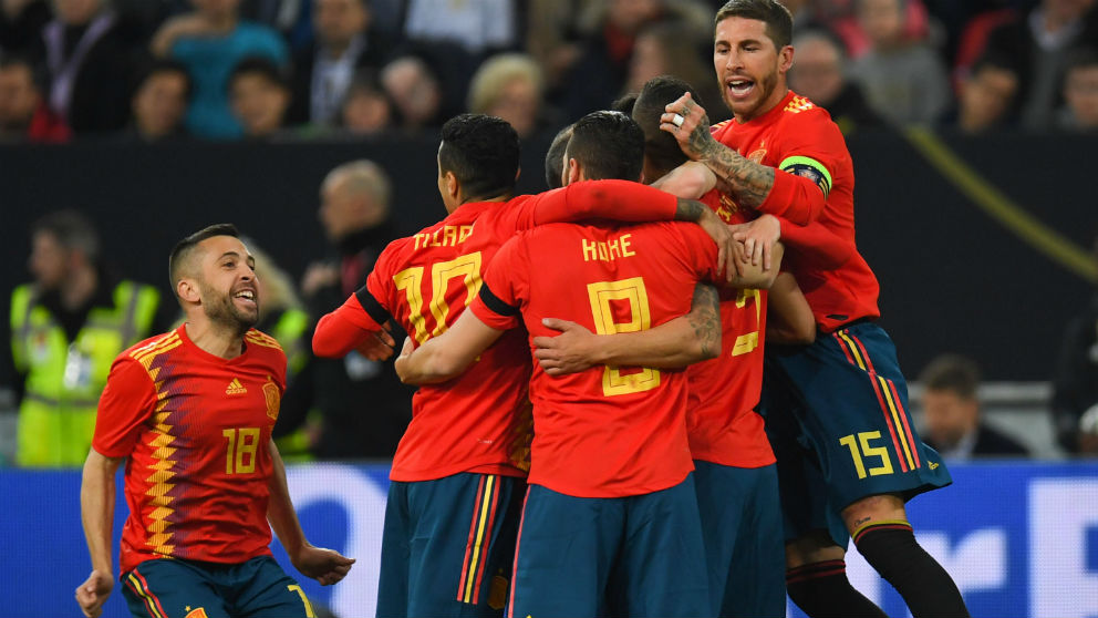 La selección española celebra el gol ante Alemania, amistoso previo al Mundial de Rusia. (AFP)