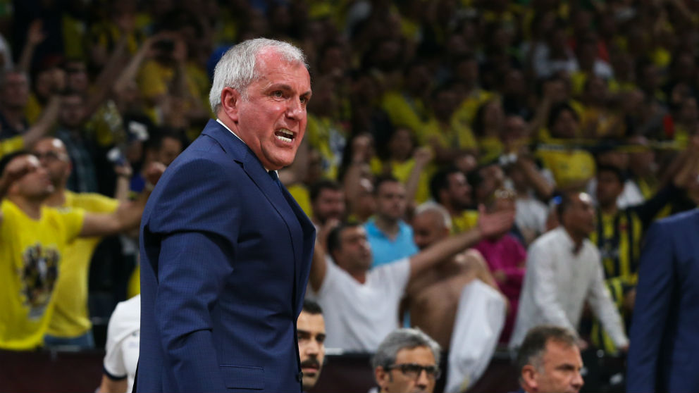 Obradovic empuja a su equipo con la marea amarilla de aficionados del Fenerbahce de fondo. (Getty)