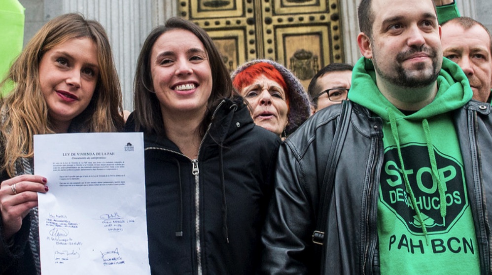 Irene Montero con activistas antidesahucios de la PAH.